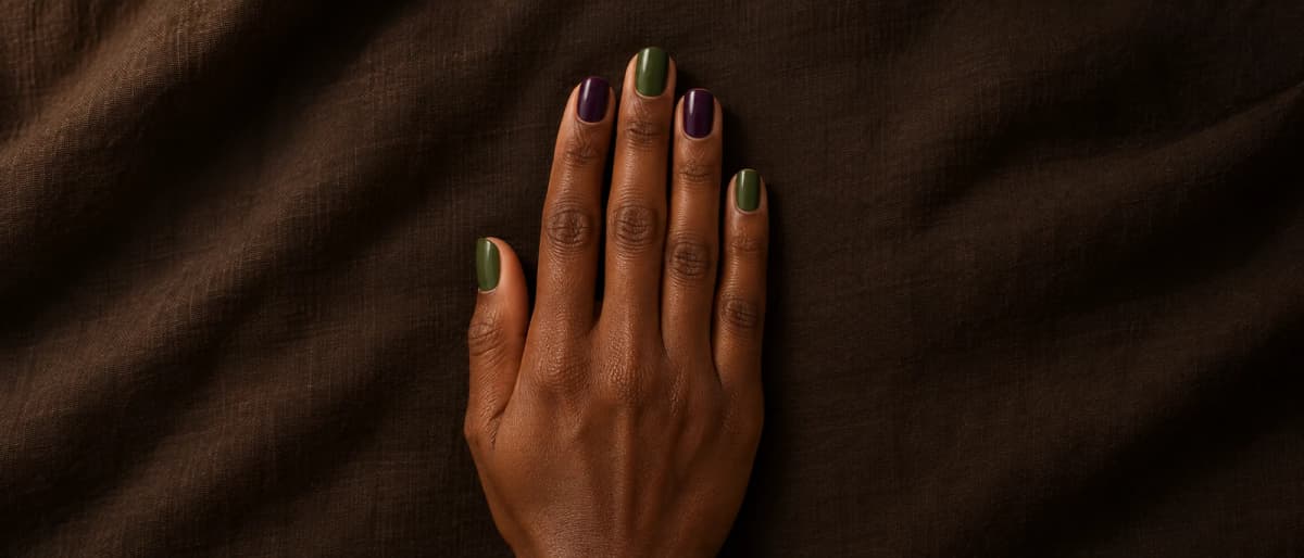Uñas verde oliva y ciruela