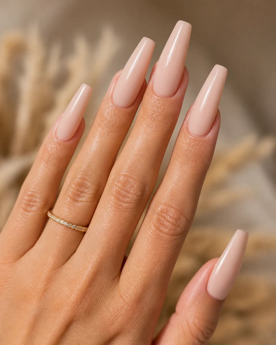 Uñas acrílicas largas en forma coffin con acabado nude lechoso