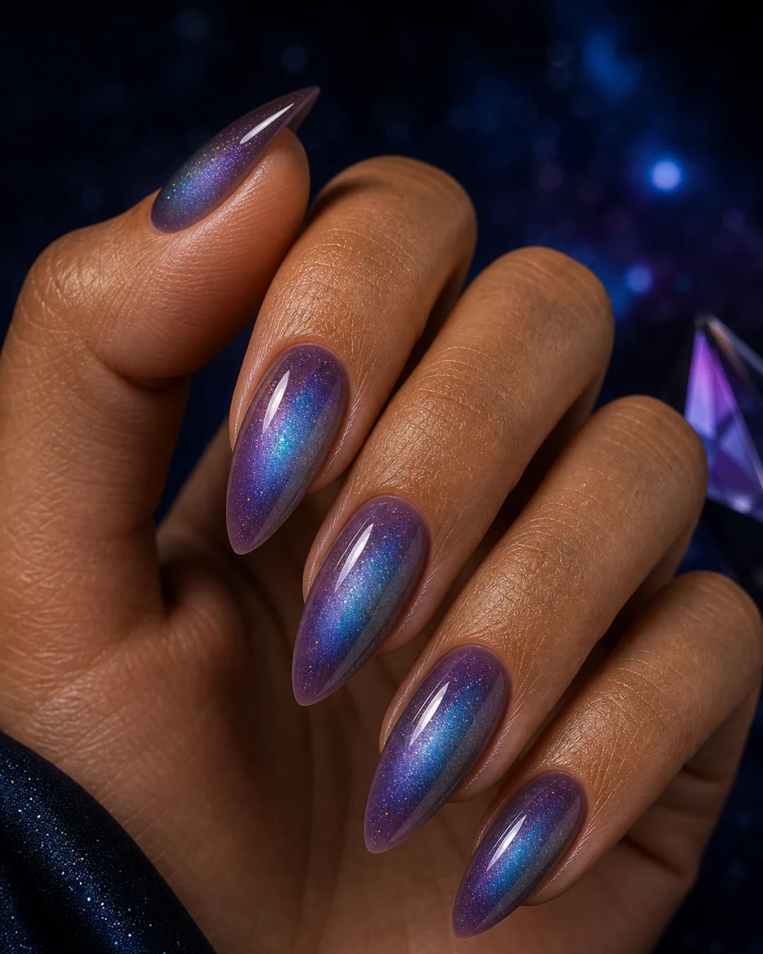 Uñas con efecto aura galaxy radial azul oscuro y violeta etéreo