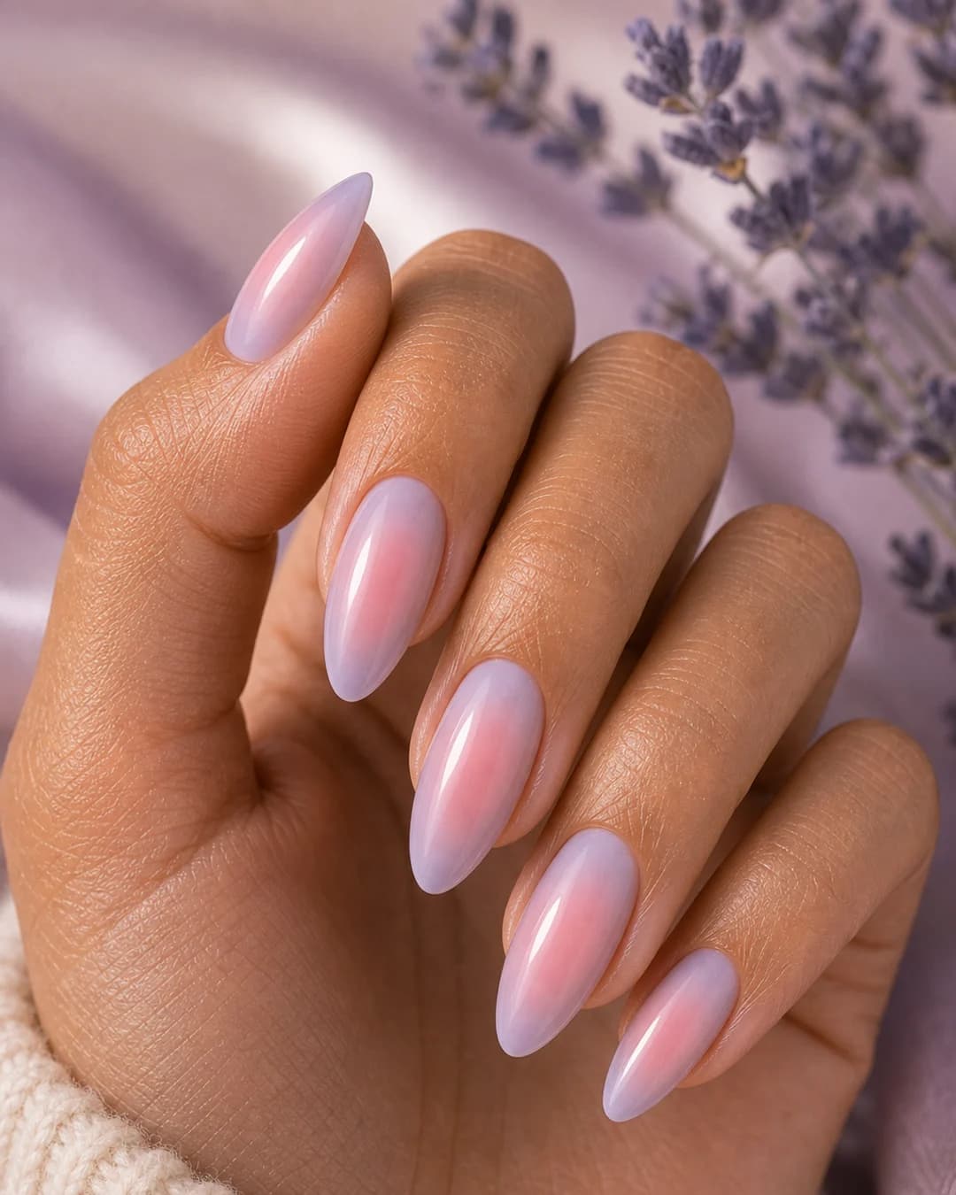 Uñas con efecto aura radial lavanda y centro rubor rosa