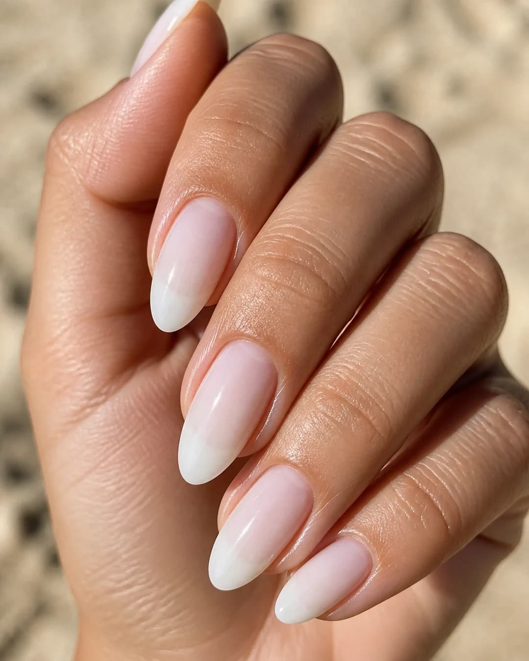Uñas almendradas en blanco lechoso translúcido con acabado glass