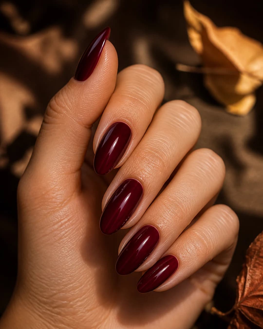 Uñas almendradas en burdeos profundo para otoño