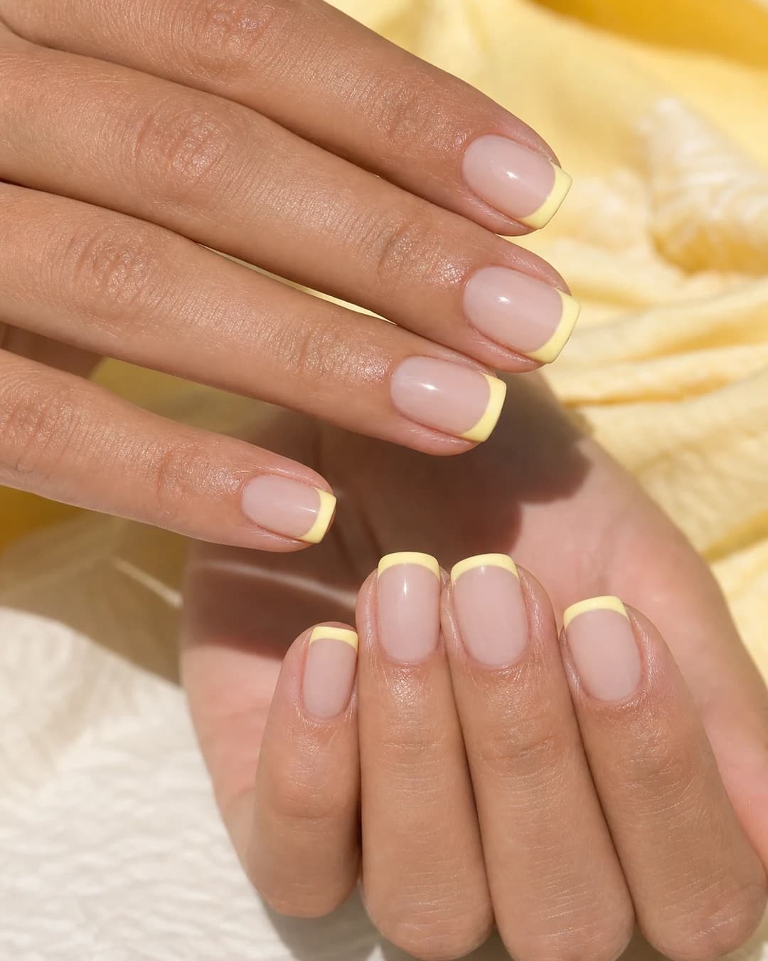 Uñas cortas cuadradas soft con butter french amarillo mantequilla minimal veraniego