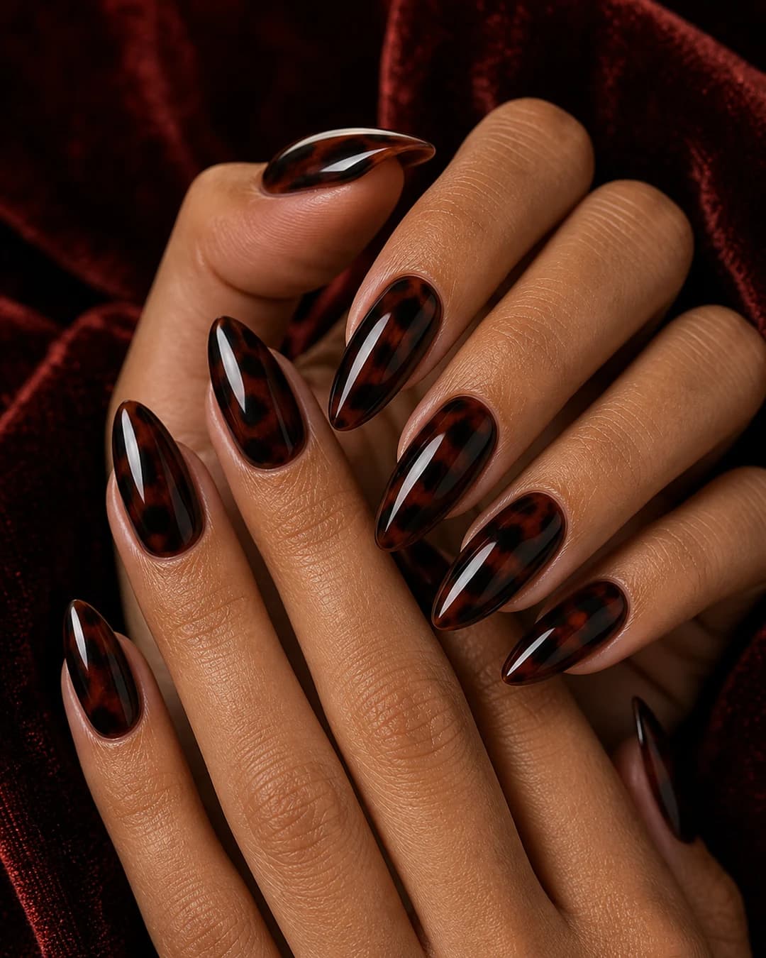 Uñas almendradas con carey oscuro de chocolate intenso burgundy y acentos negros profundos