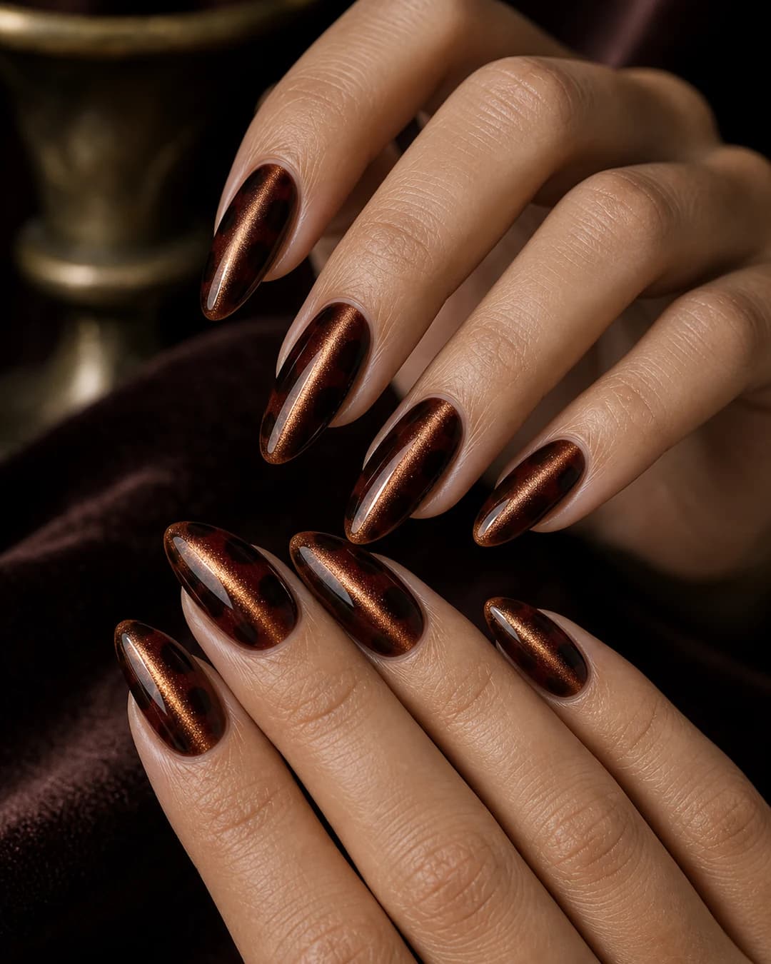 Uñas almendradas con carey en acabado velvet magnético invernal en tonos chocolate y burgundy