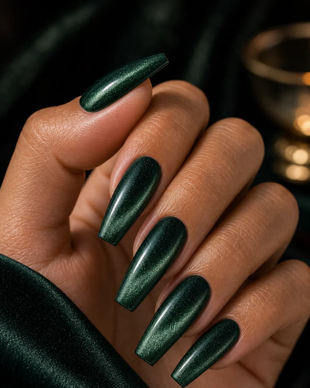 Uñas coffin medio velvet esmeralda magnético profundo 2026 forma ballerina