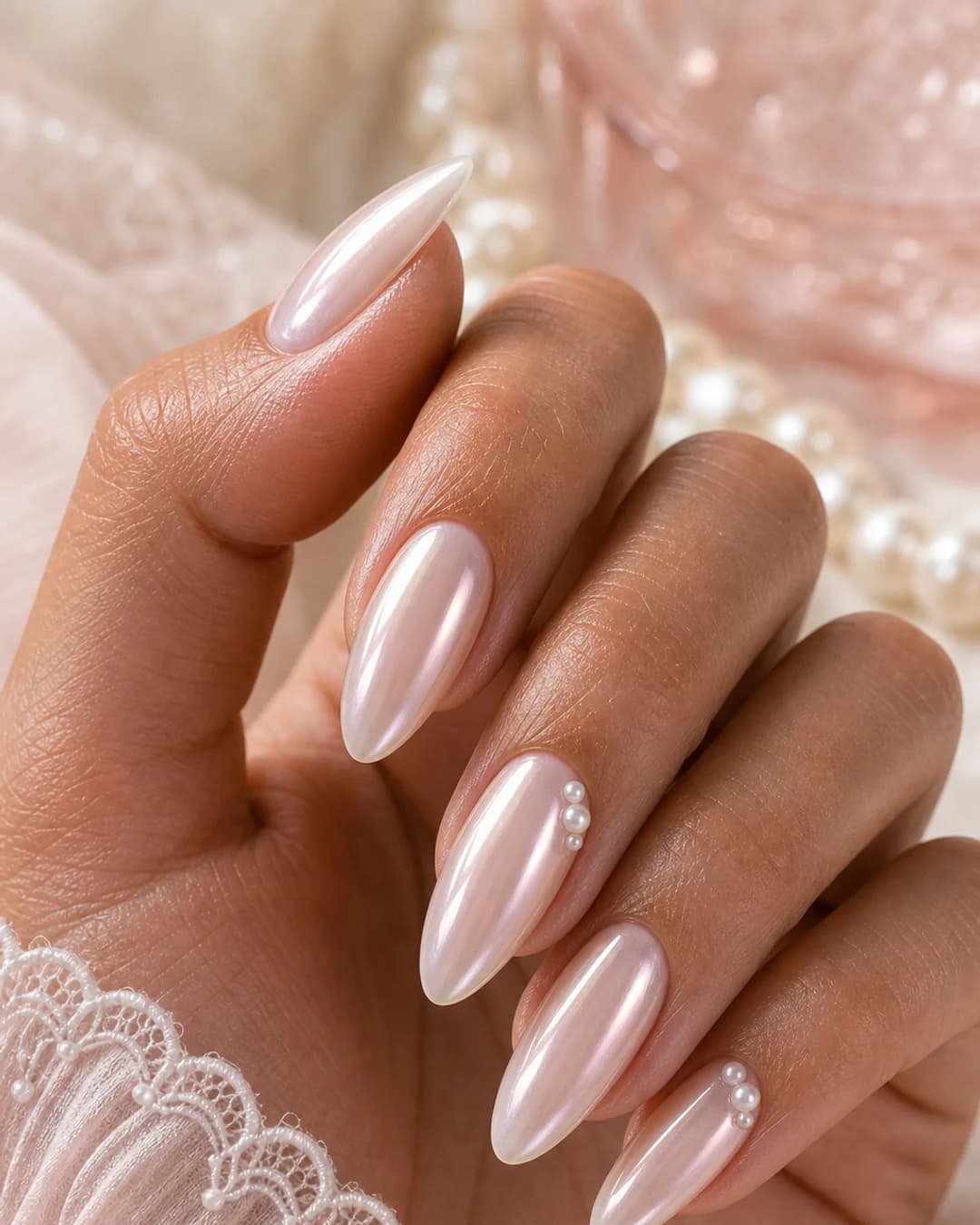 Uñas glazed donut con perlas decorativas en la cutícula coquette
