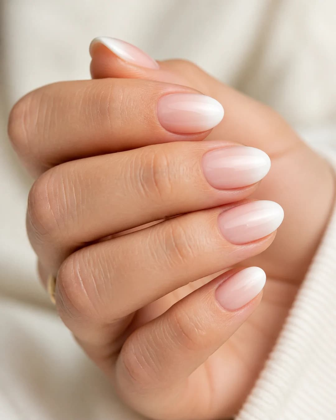 Uñas almendradas cortas con baby boomer suave
