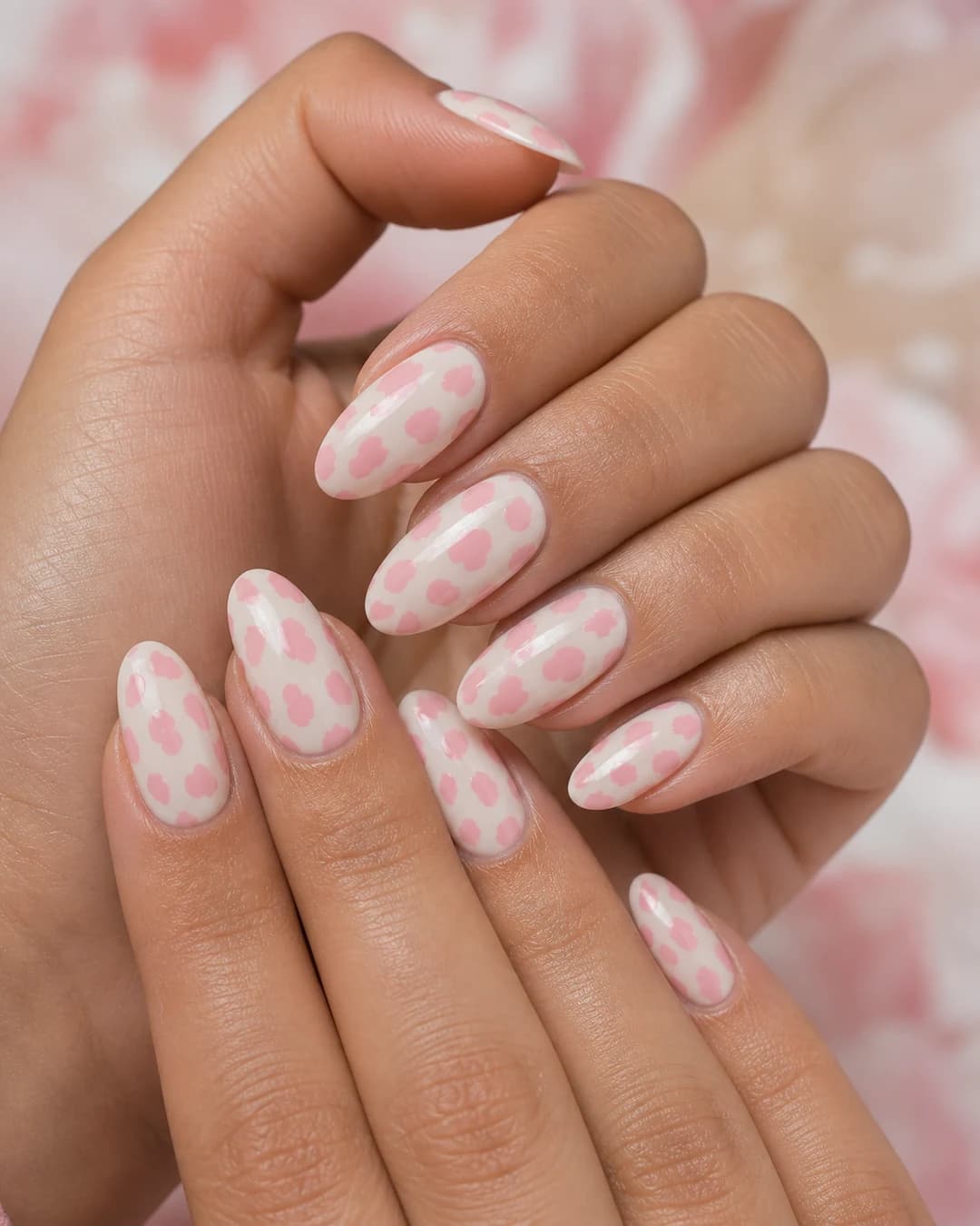 Uñas blanco lechoso con manchas rosa palo dálmata coquette
