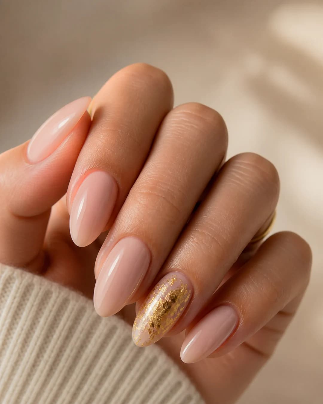 Uñas nude con foil dorado irregular en el anular