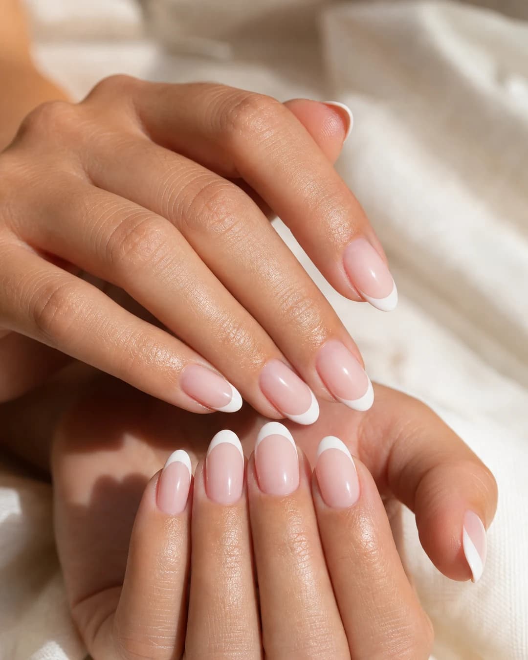 Uñas almendradas con dip powder en french rosa palo y blanco roto perfecta para boda