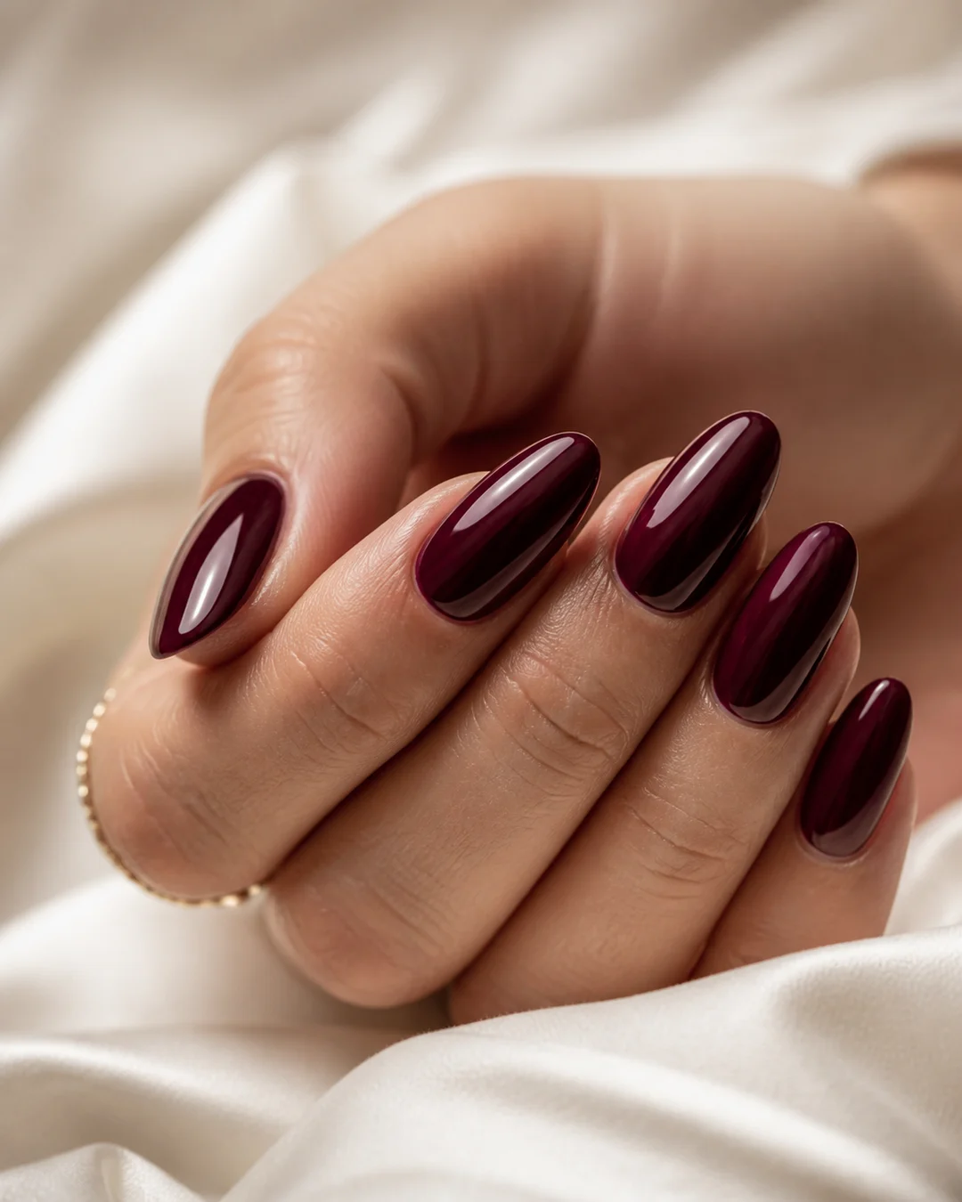 Uñas almendradas medias en burdeos clásico elegante