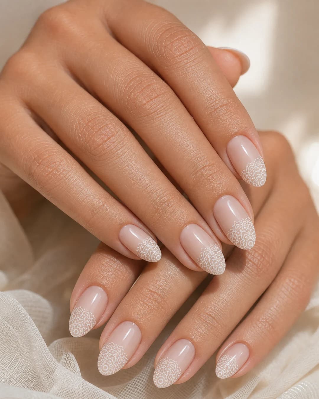 Uñas con encaje doily circular blanco en la punta sobre nude