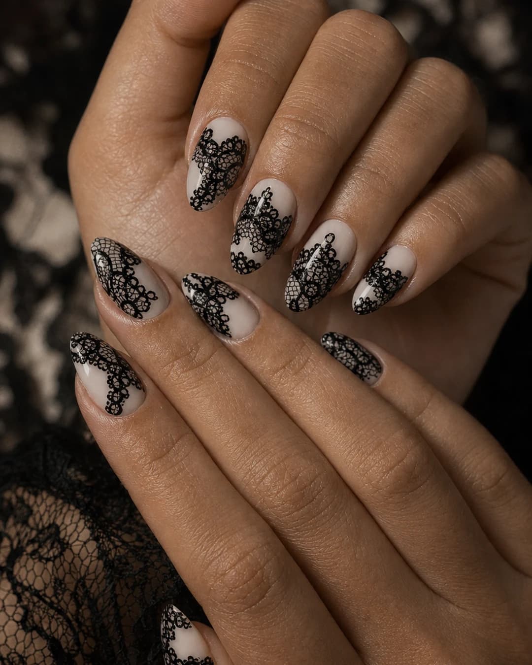 Uñas lechosas con encaje negro translúcido vamp coquette dark