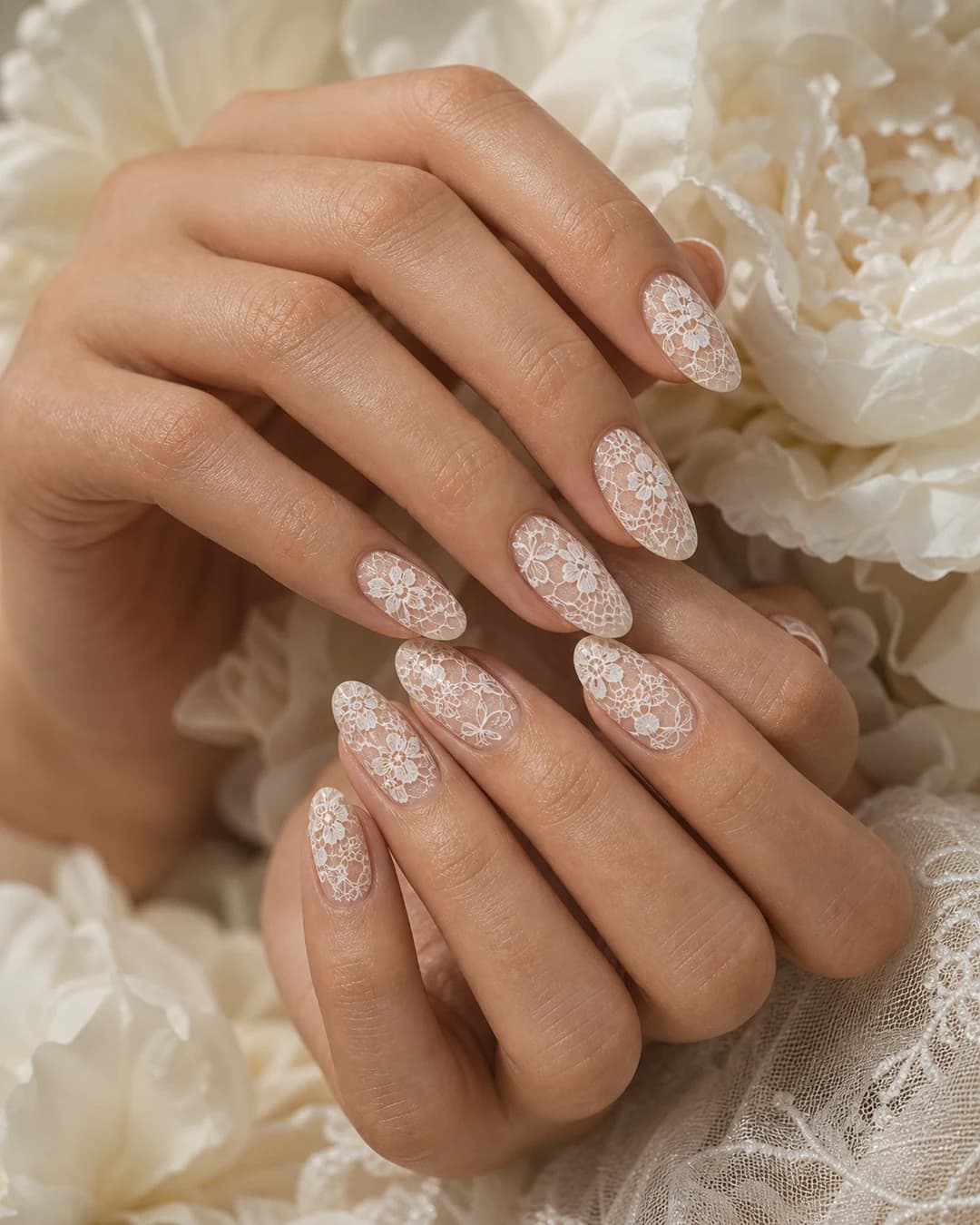 Uñas novia con encaje blanco translúcido Laced Up Pinterest 2026