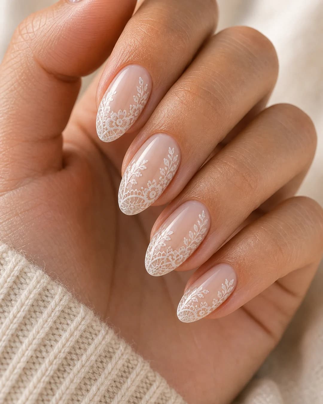 Uñas con estampado de encaje lace blanco translúcido sobre base nude piel