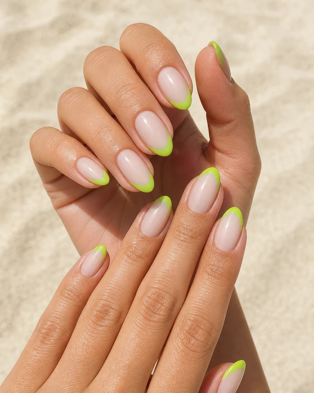 Uñas almendradas con francesa moderna de punta verde lima sobre base nude lechoso