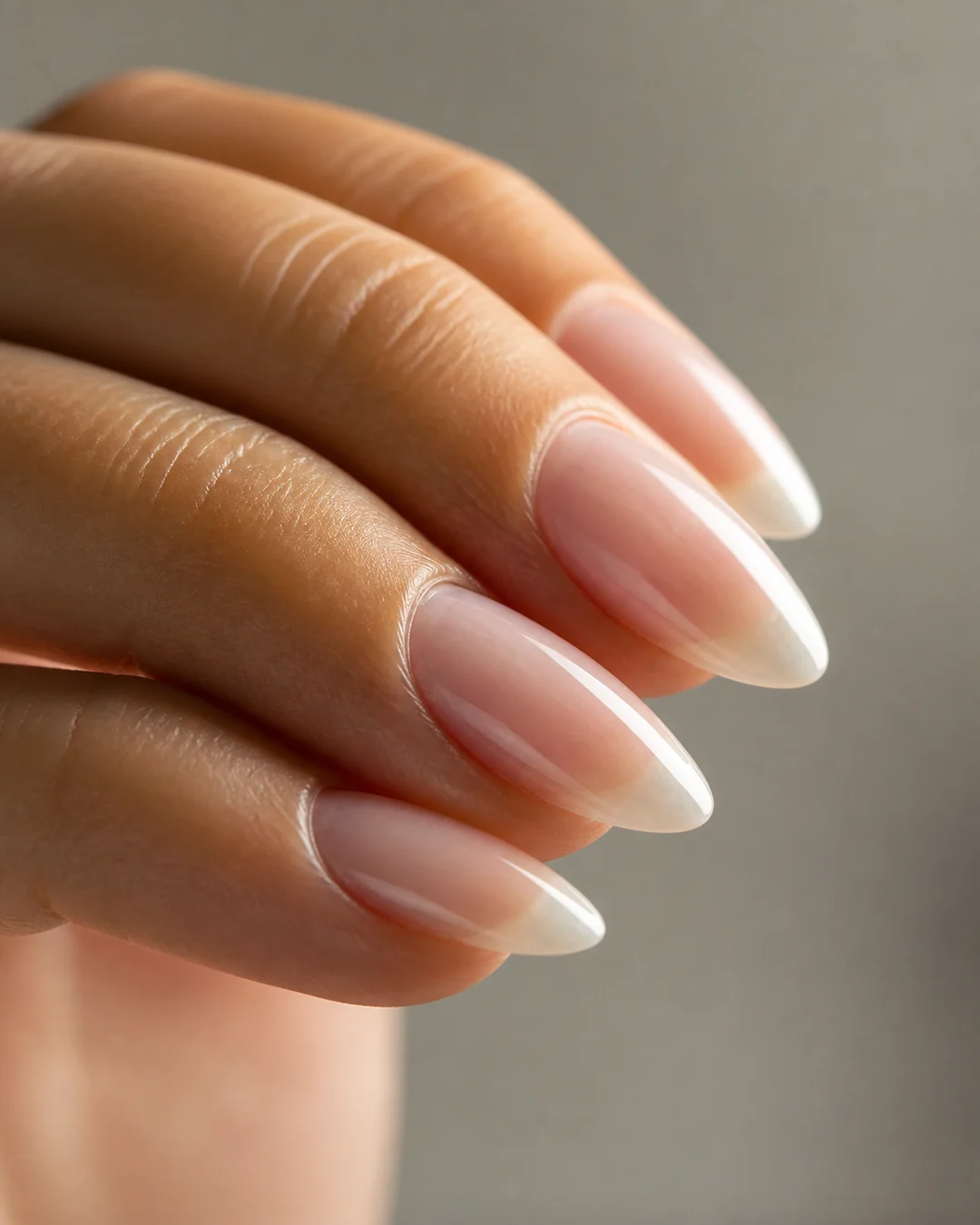 Uñas de gel con construcción que muestra el ápice perfecto
