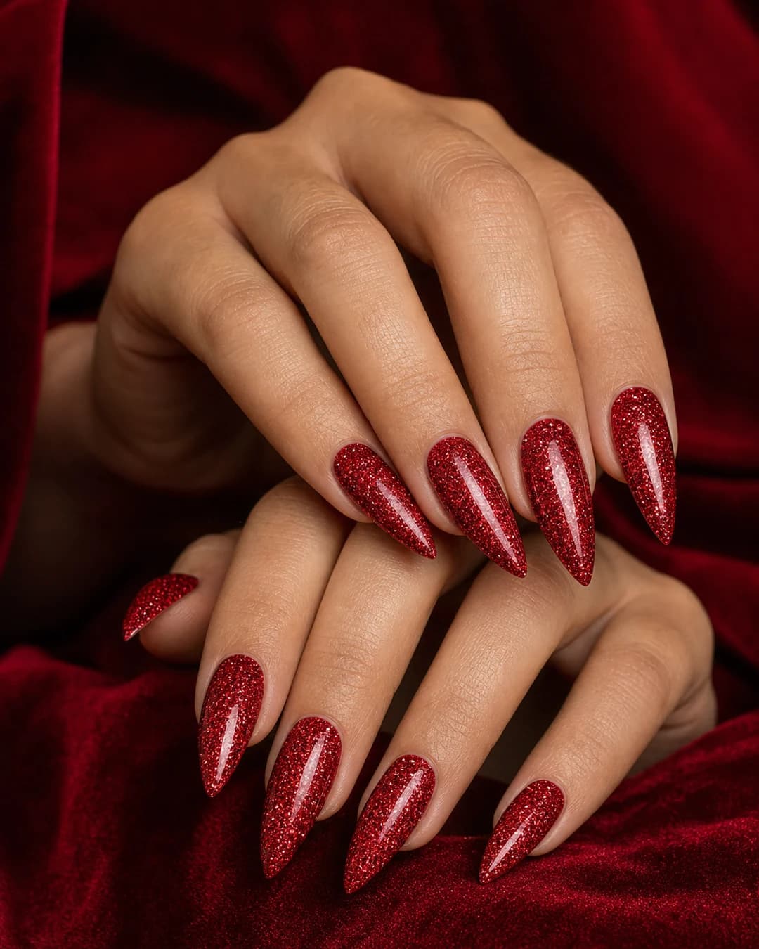 Uñas stiletto largas en glitter rojo denso saturado pasión statement