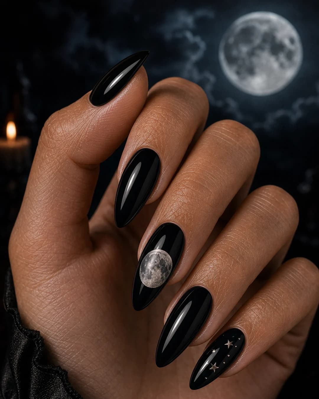 Uñas negras con luna llena plateada pintada en el anular Halloween