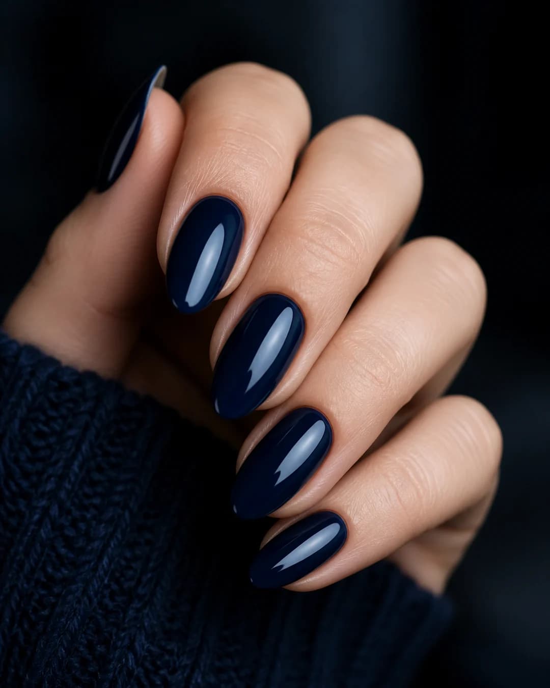 Uñas almendradas en azul marino profundo para invierno