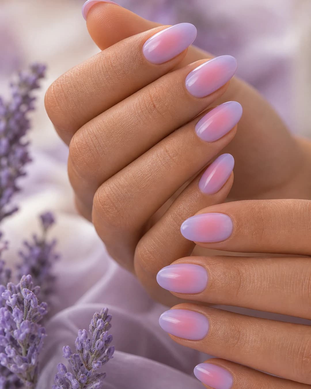 Uñas aura con degradado radial lila empolvado y centro rubor rosa