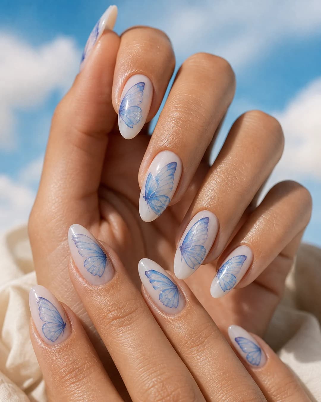 Uñas lechosas con mariposas azul translúcidas etéreas Bambicore