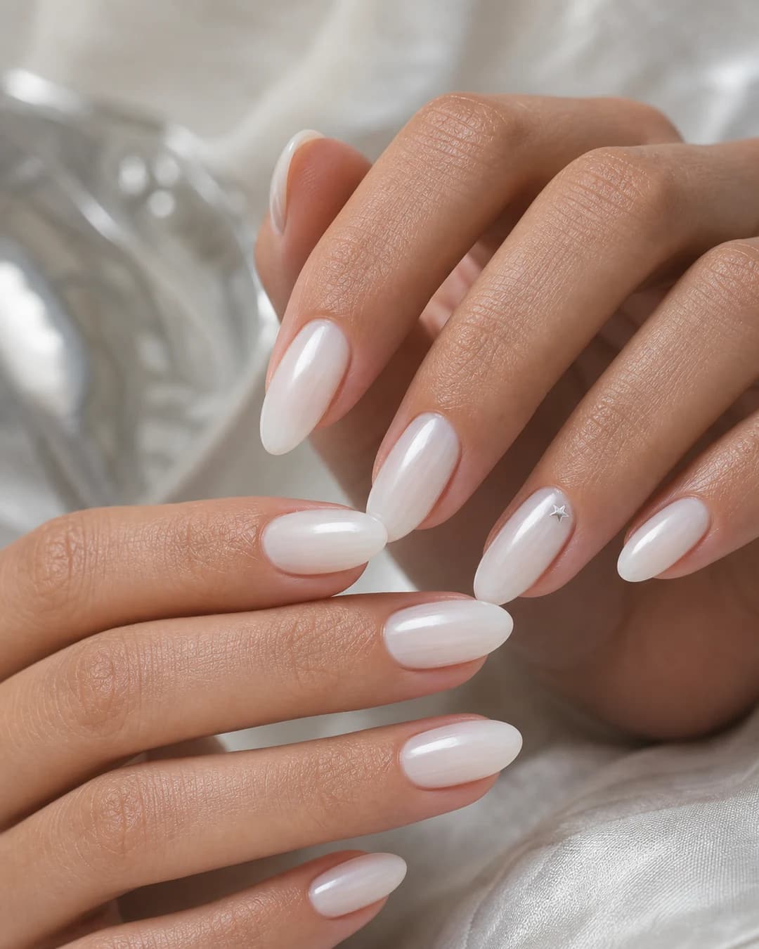 Uñas lechosas con micro estrella plateada en la esquina superior del anular