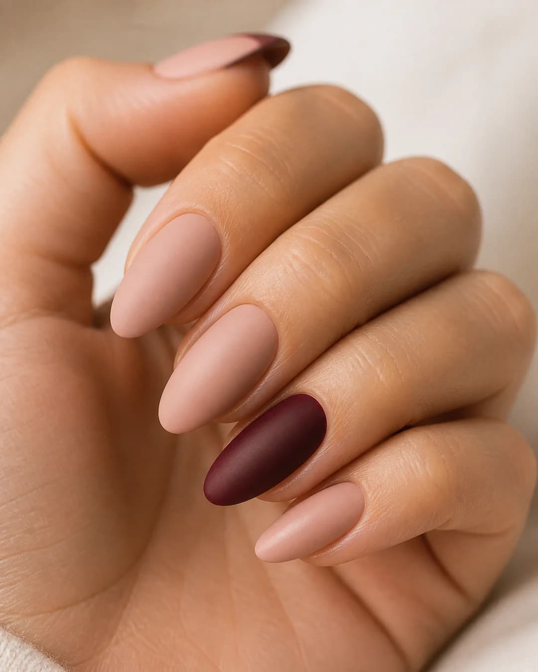 Uñas nude con una sola uña en color distinto, acabado satinado