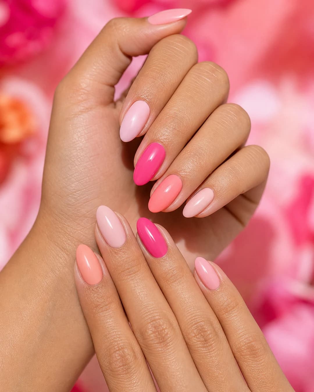 Uñas skittle con 5 tonos distintos de rosa en cada uña