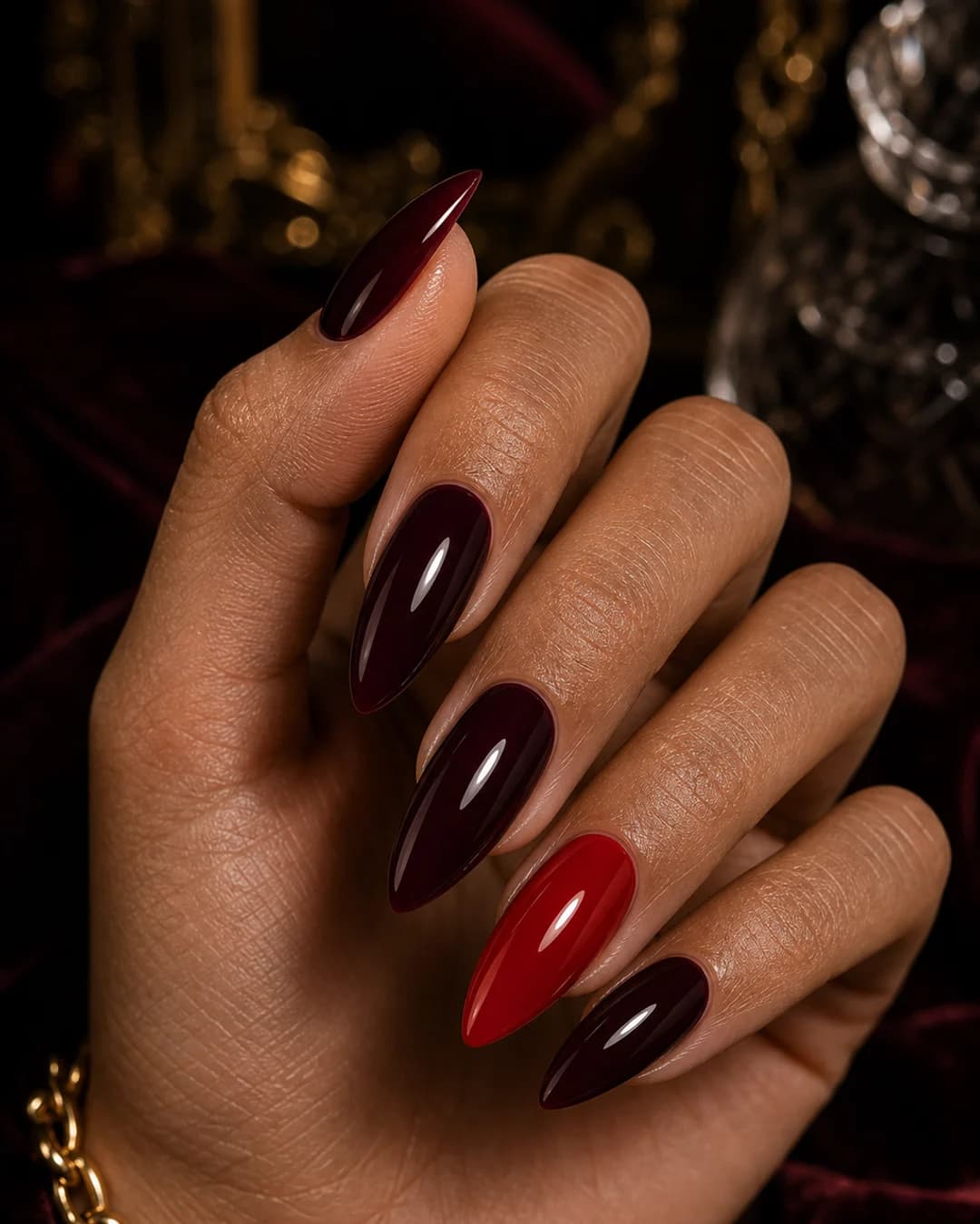 Uñas bordeaux con un anular rojo cereza alto brillo mob wife