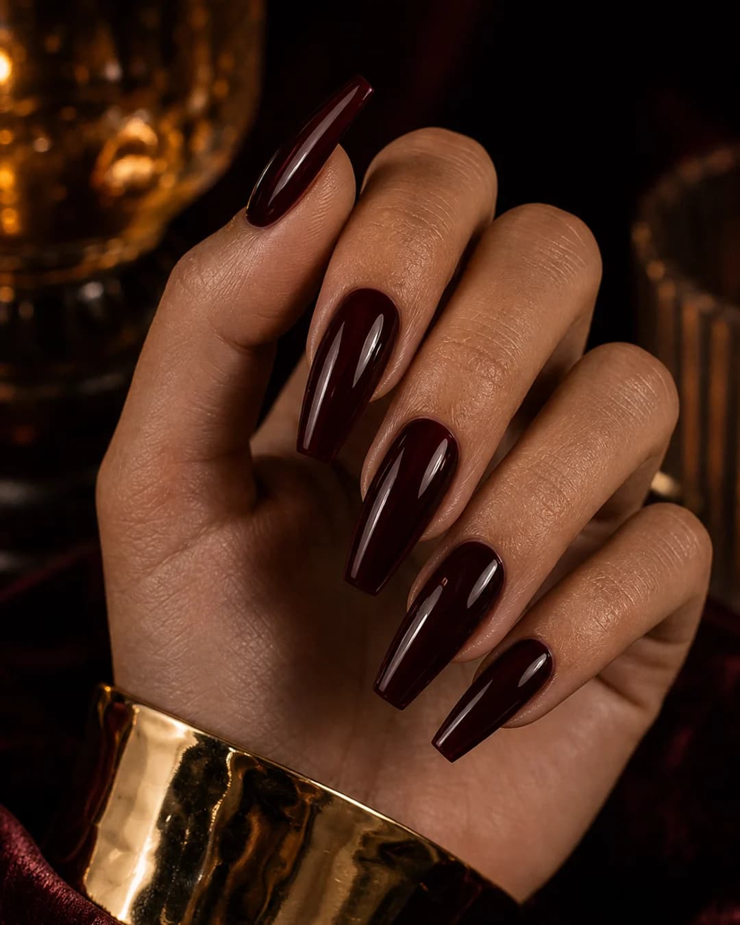 Uñas coffin medio en oxblood profundo casi negro lacado mob wife
