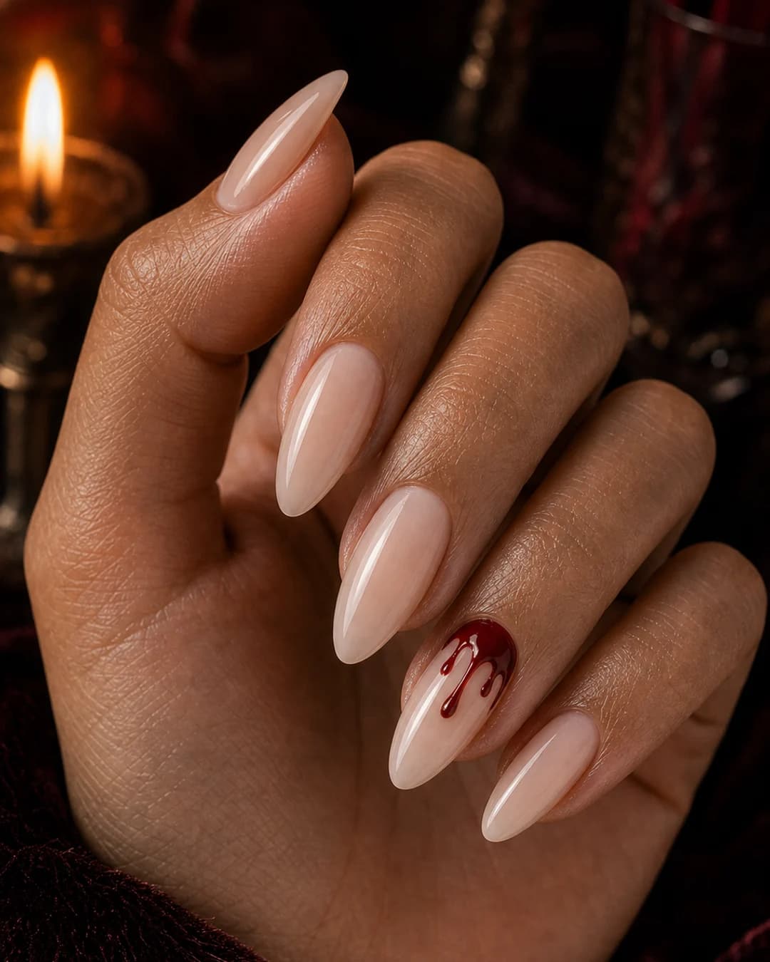 Uñas nude con micro gota de sangre roja chorreando vamp-halloween