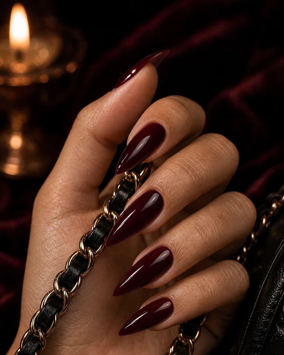 Uñas stiletto medio en Rouge Noir Chanel casi negro mob wife
