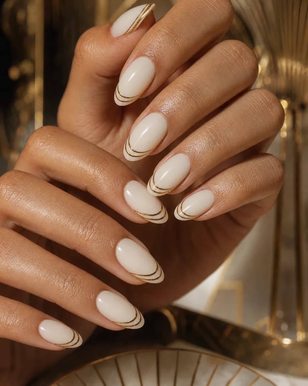 Uñas neo deco con arcos semicirculares dorados dobles en la punta