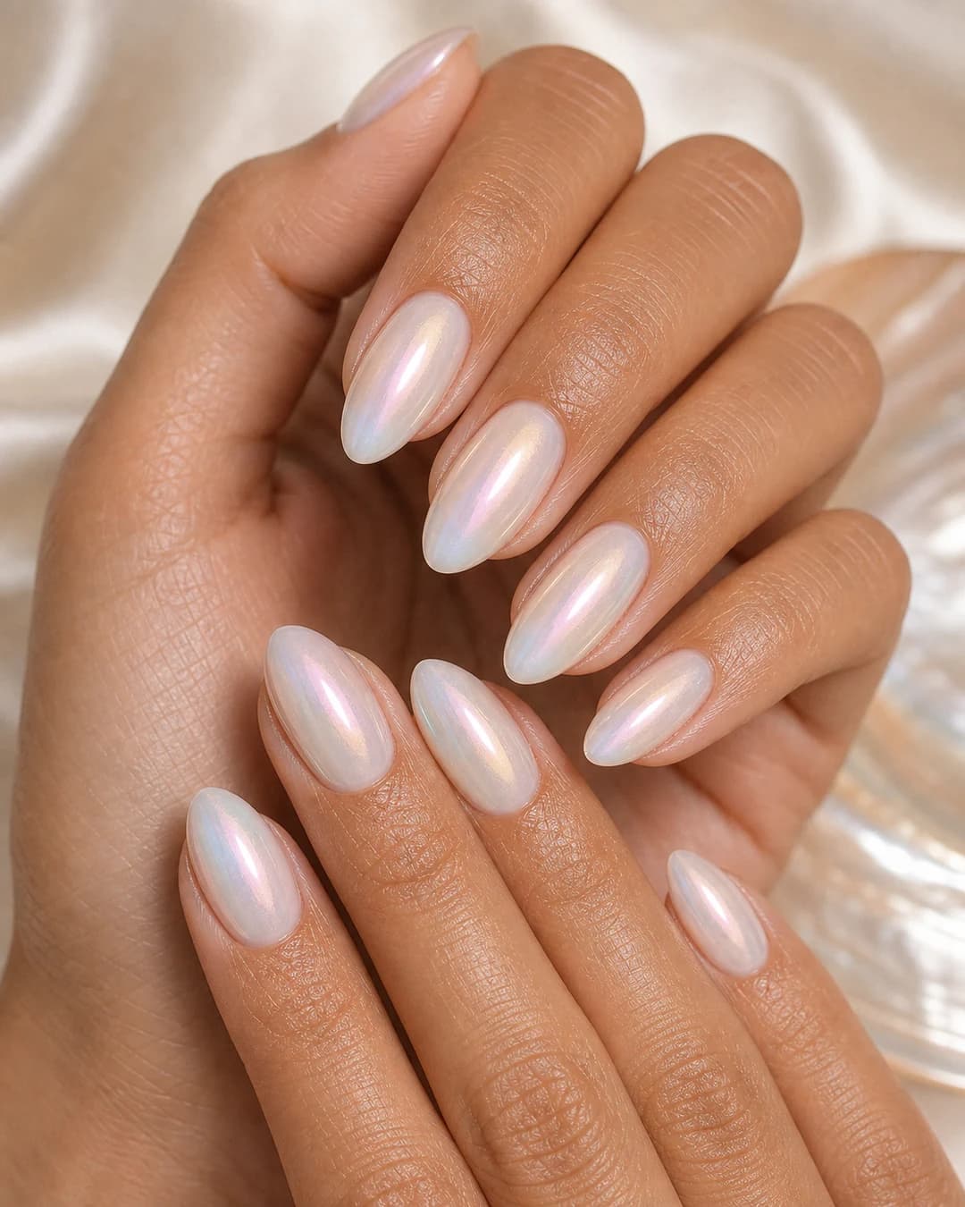 Uñas perladas con iridiscencia blanco-rosa-azul opalescente