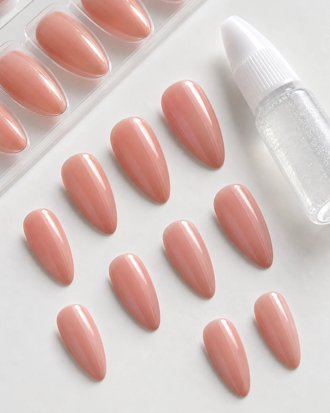 Uñas postizas press-on en nude rosado almendradas