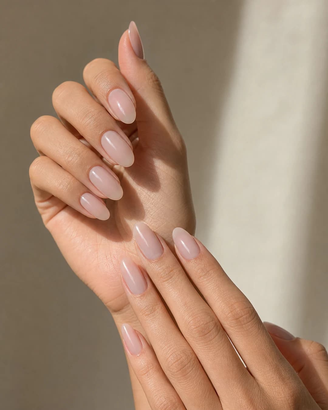 Press-on en almendra media nude rosado glass acabado natural reutilizable