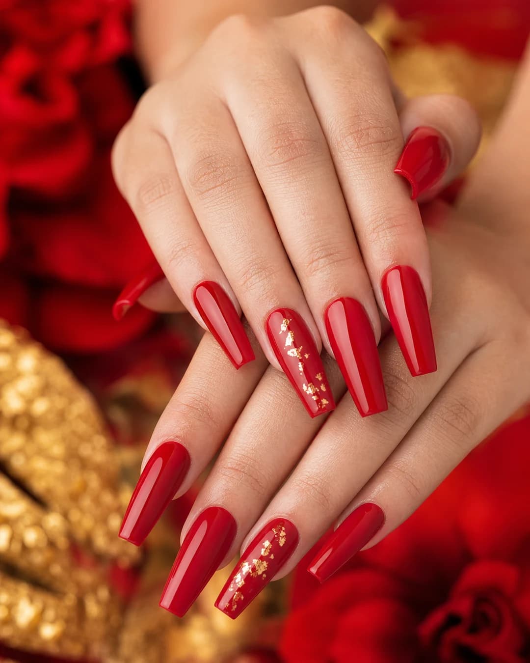 Press-on largos en coffin con diseño statement en rojo glossy y detalles dorados aplicados con tabs
