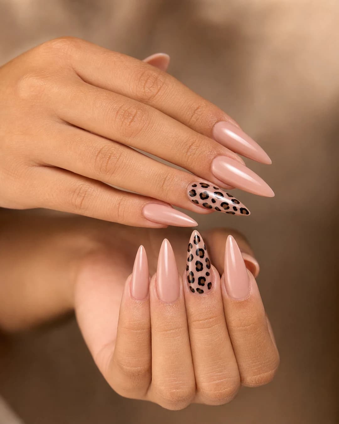 Press-on stiletto largos con base nude y print leopardo en anulares aplicación con pegamento