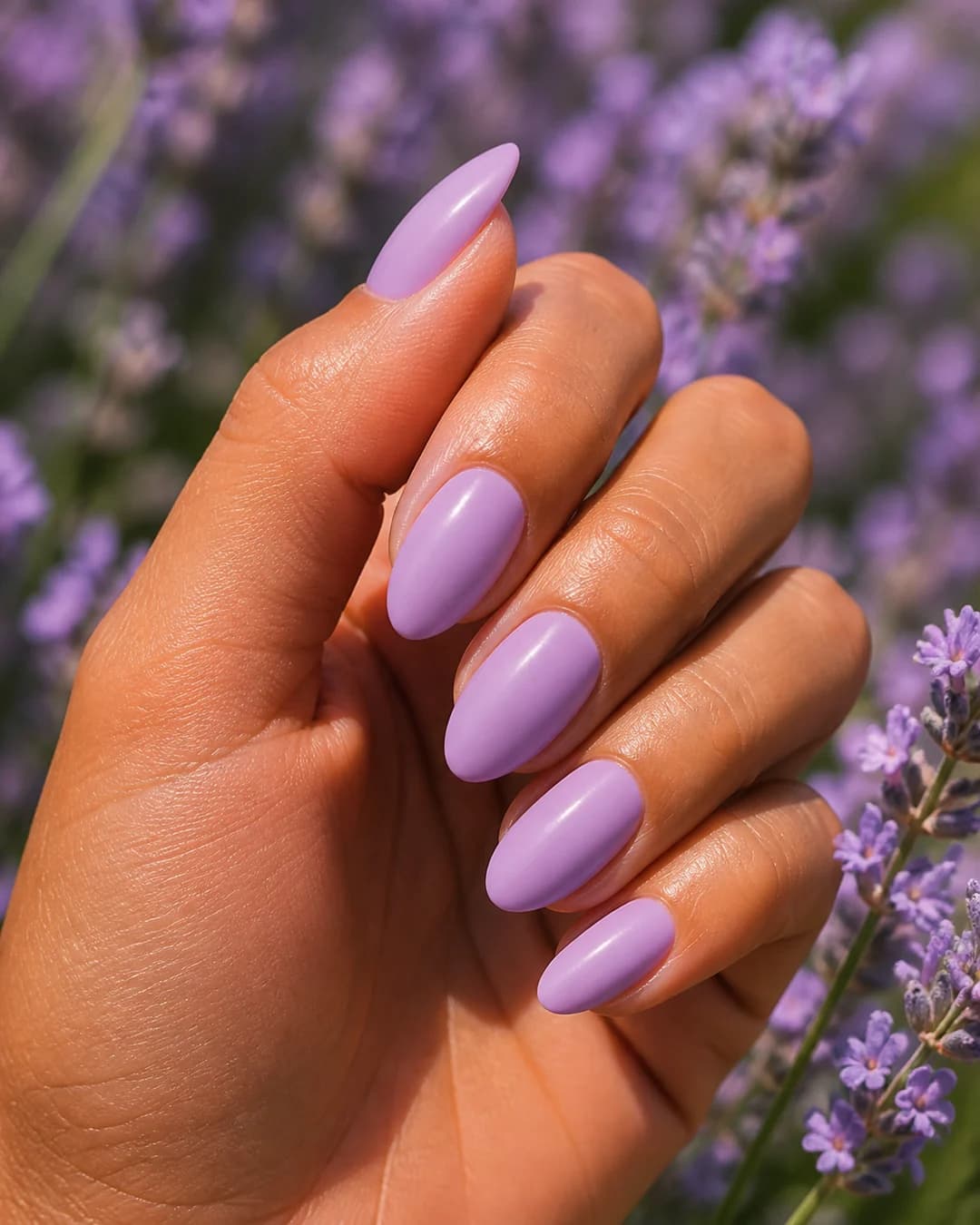Uñas almendradas en lila empolvado suave para primavera