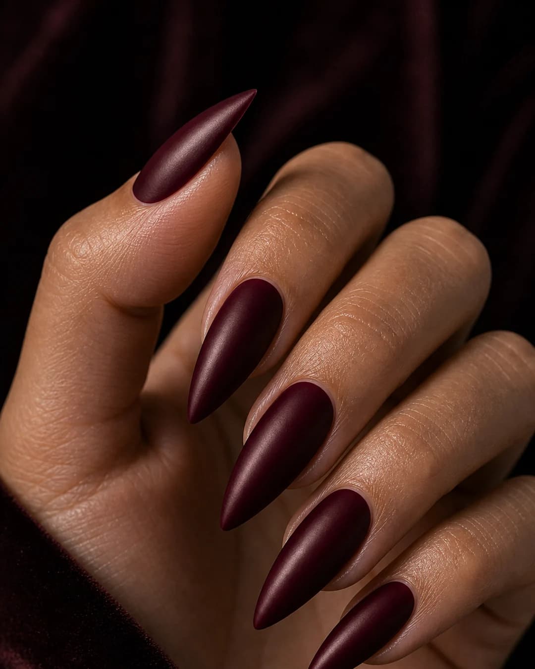 Uñas stiletto medio Rouge Noir cereza wine casi negro forma puntiaguda suavizada 2026