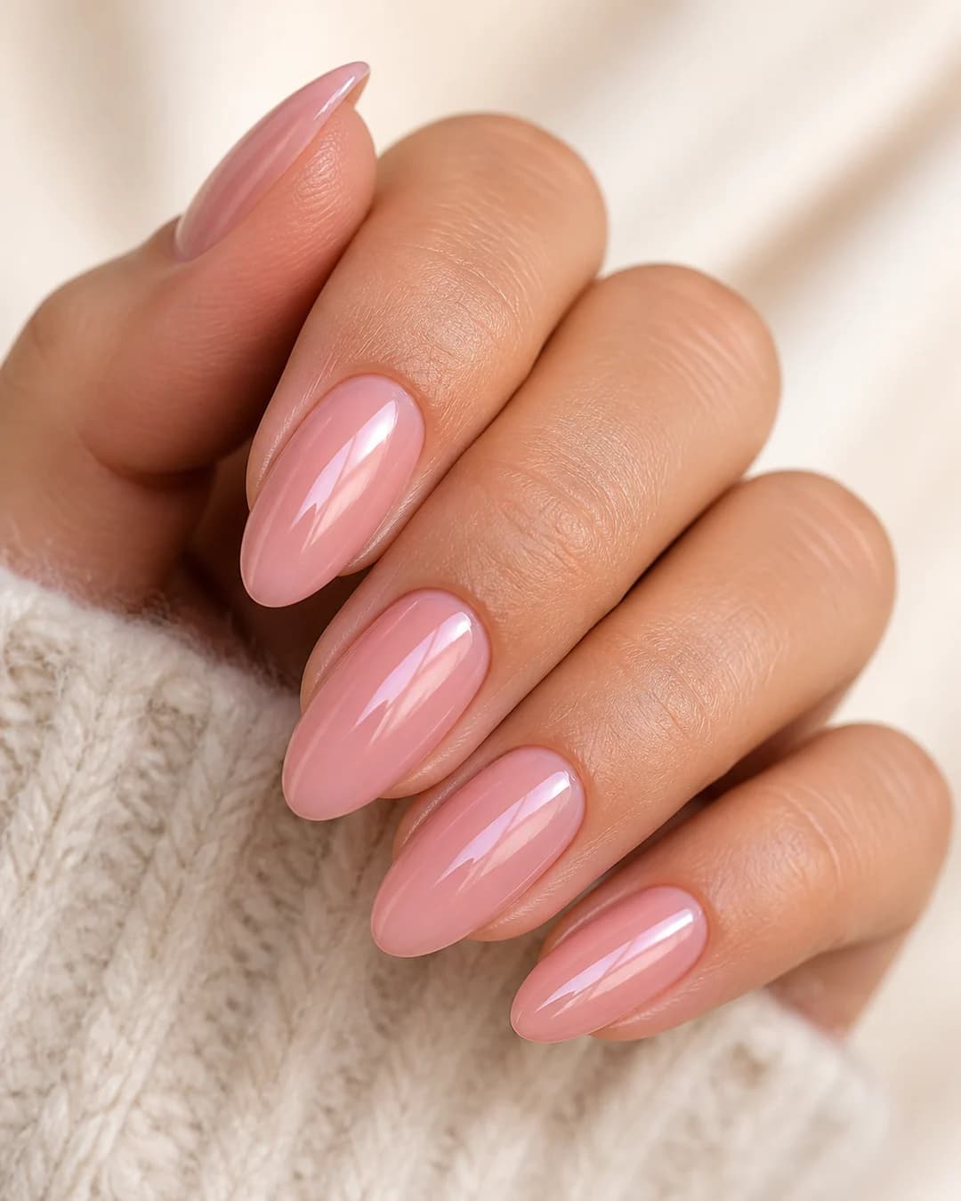 Uñas almendradas en rosa empolvado con acabado glass cristalino