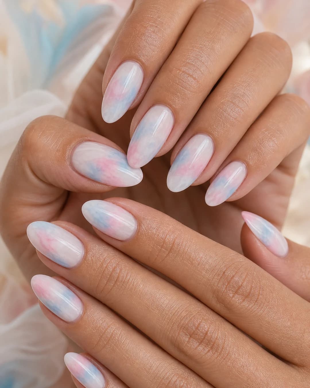 Uñas tie-dye soft sobre base milky con tonos blancos rosa palo azul polvo