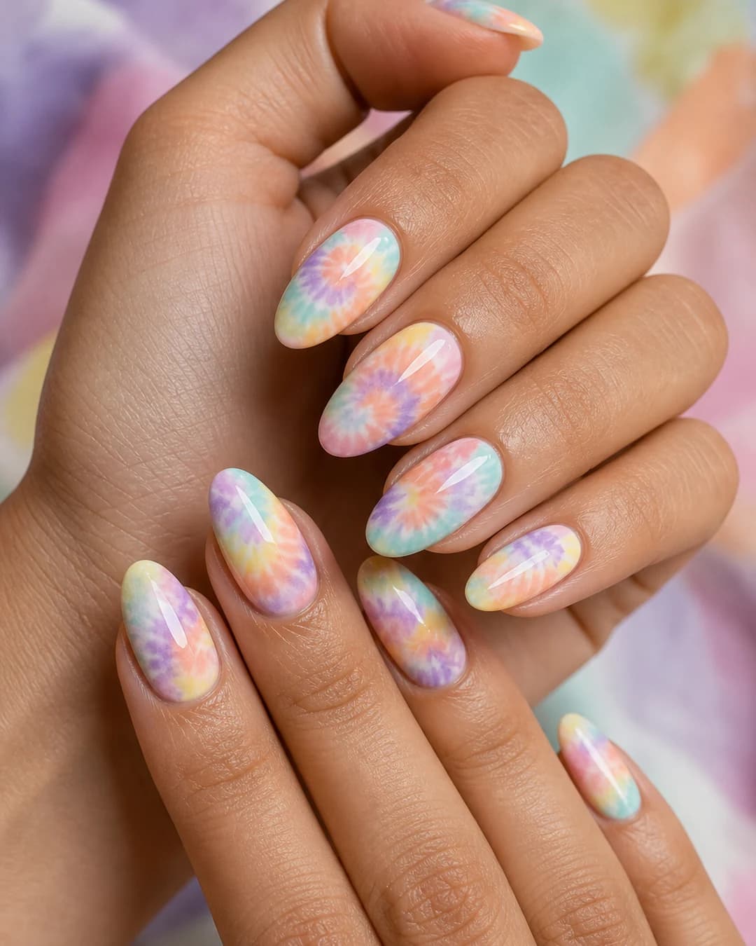 Uñas tie-dye con degradado pastel suave lila rosa amarillo menta
