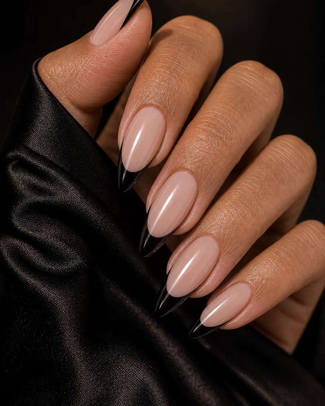 Uñas largas almendradas con francesa moderna en negro brillante sobre nude mob wife