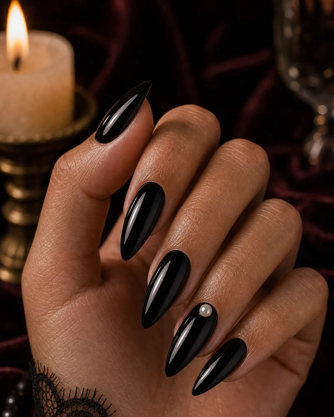 Uñas negro brillante alto glossy con una perla mini en el anular vamp