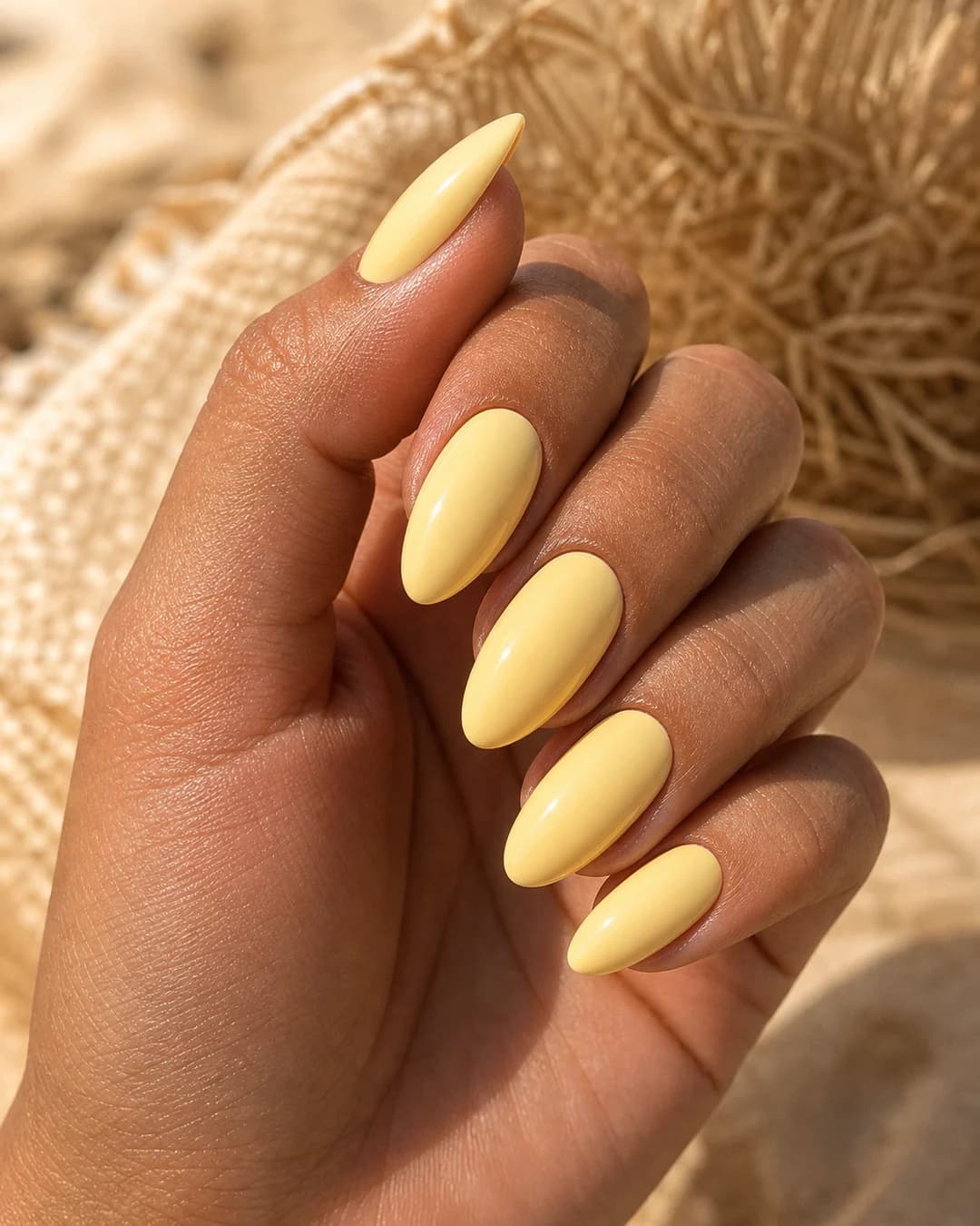 Uñas almendradas en amarillo mantequilla pastel para verano