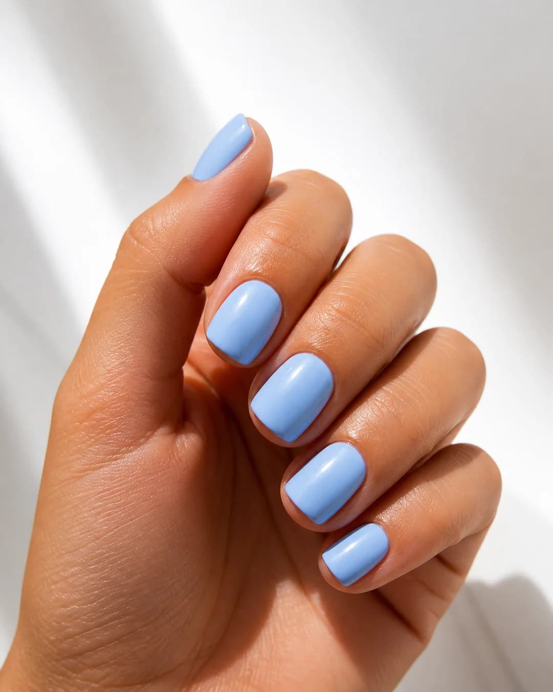 Uñas cortas en azul cielo pastel para verano