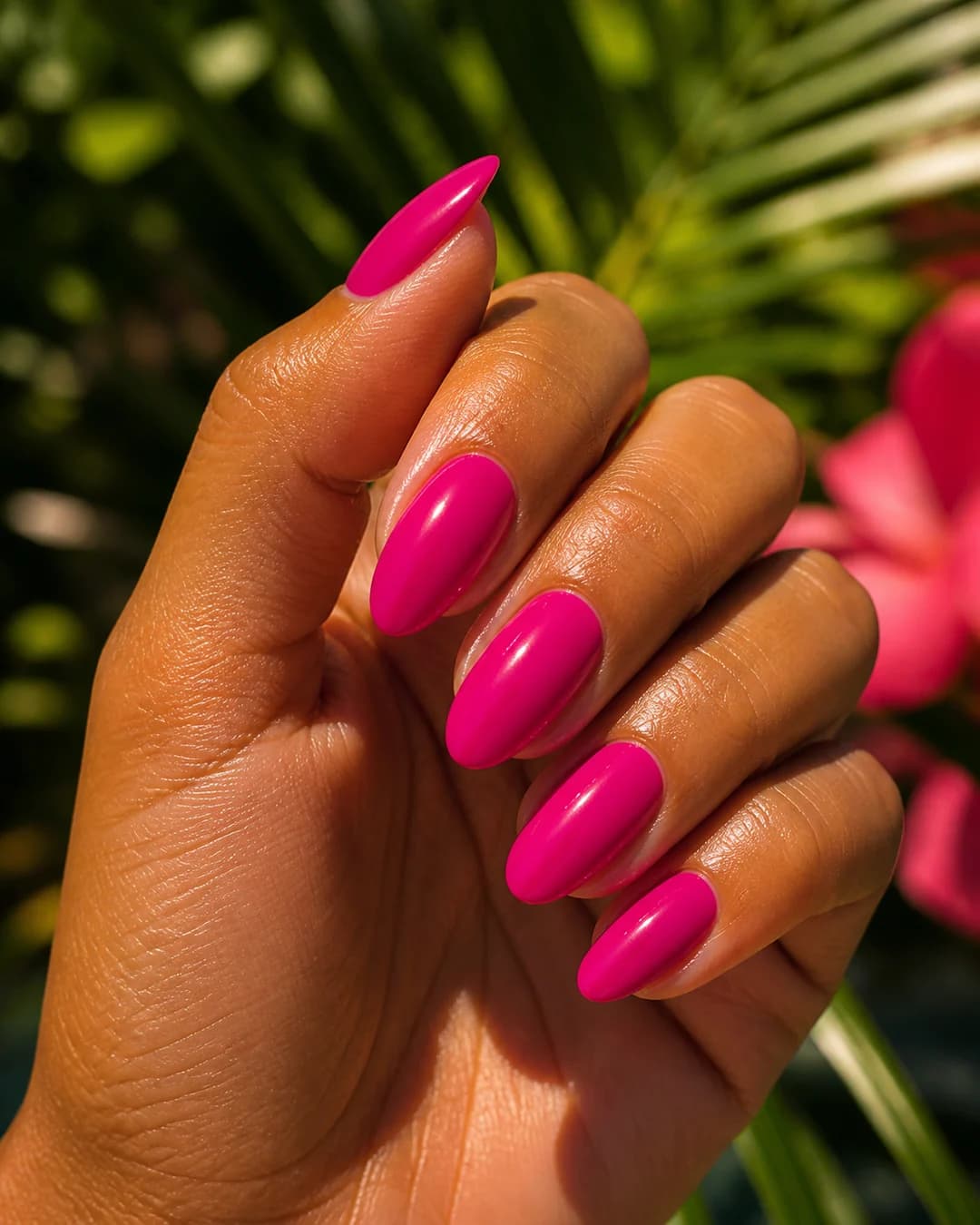 Uñas almendradas en fucsia vibrante para evento de verano
